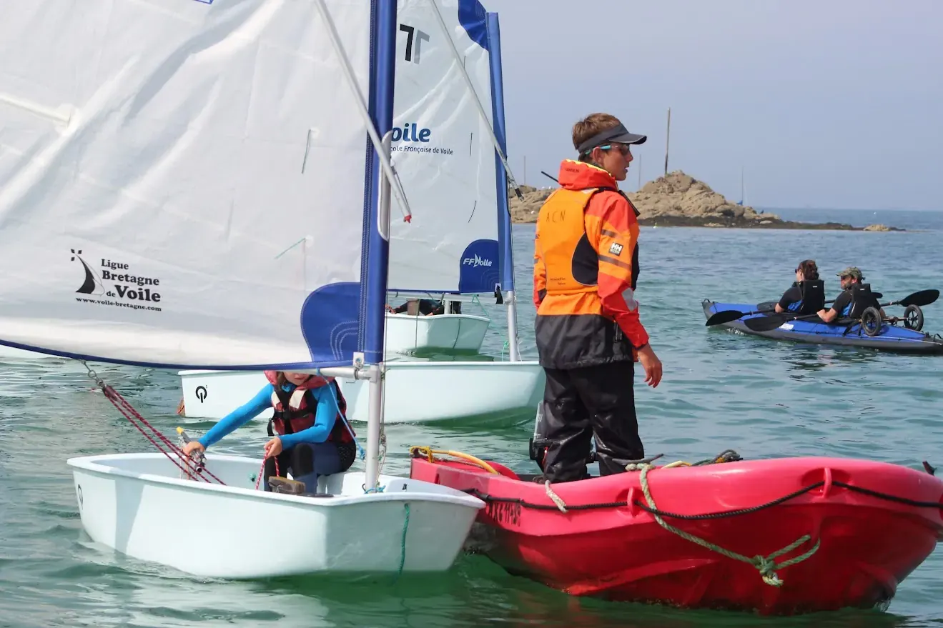 Groupes et scolaires en activité voile à Carantec