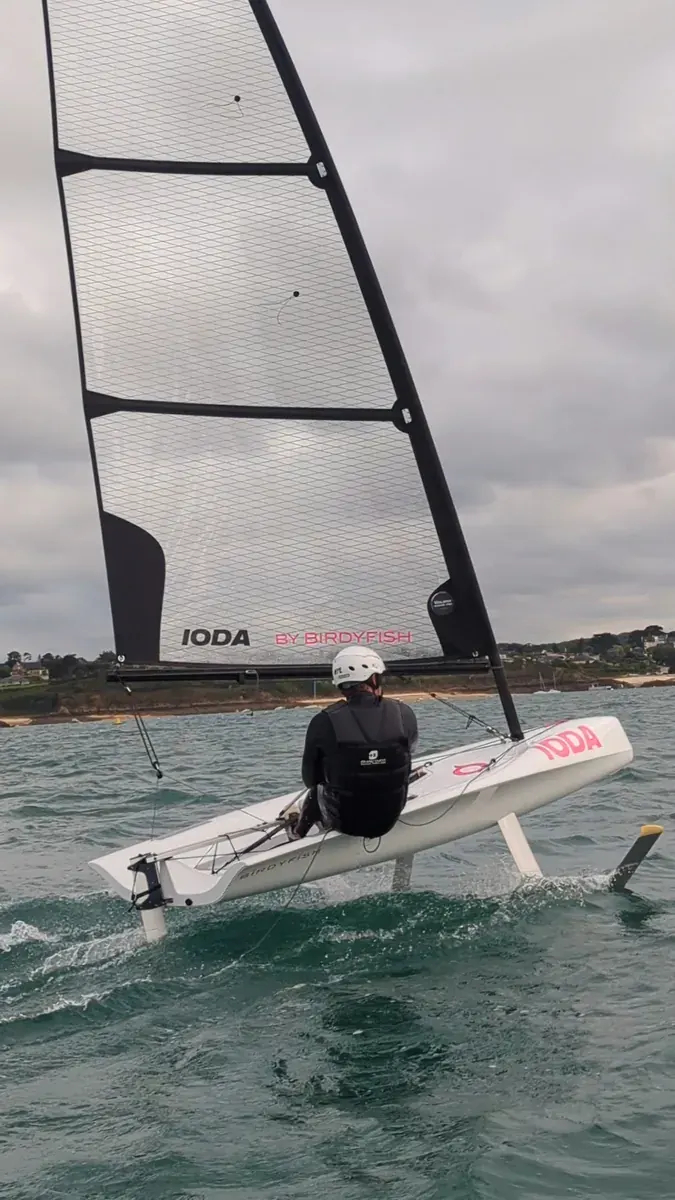 Dériveur IODA à foil en cours particulier à Carantec