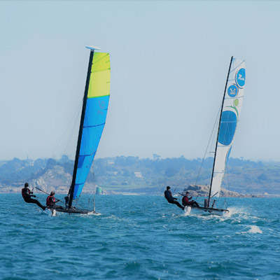 Stage multi support petites vacances – Catamaran RS 16 et SL 5.2 – Baie de Morlaix à Carantec Stage multi support petites vacances - Catamaran RS 16 et SL 5.2 - Baie de Morlaix à Carantec