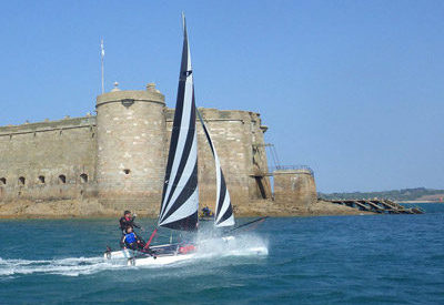 Catamaran Dart 16, chateau du Taureau en Baie de Morlaix Catamaran Dart 16, chateau du Taureau en Baie de Morlaix