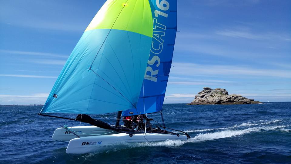 Catamaran RS16 avec spi en Baie de Morlaix – Carantec Catamaran RS16 avec spi en Baie de Morlaix - Carantec