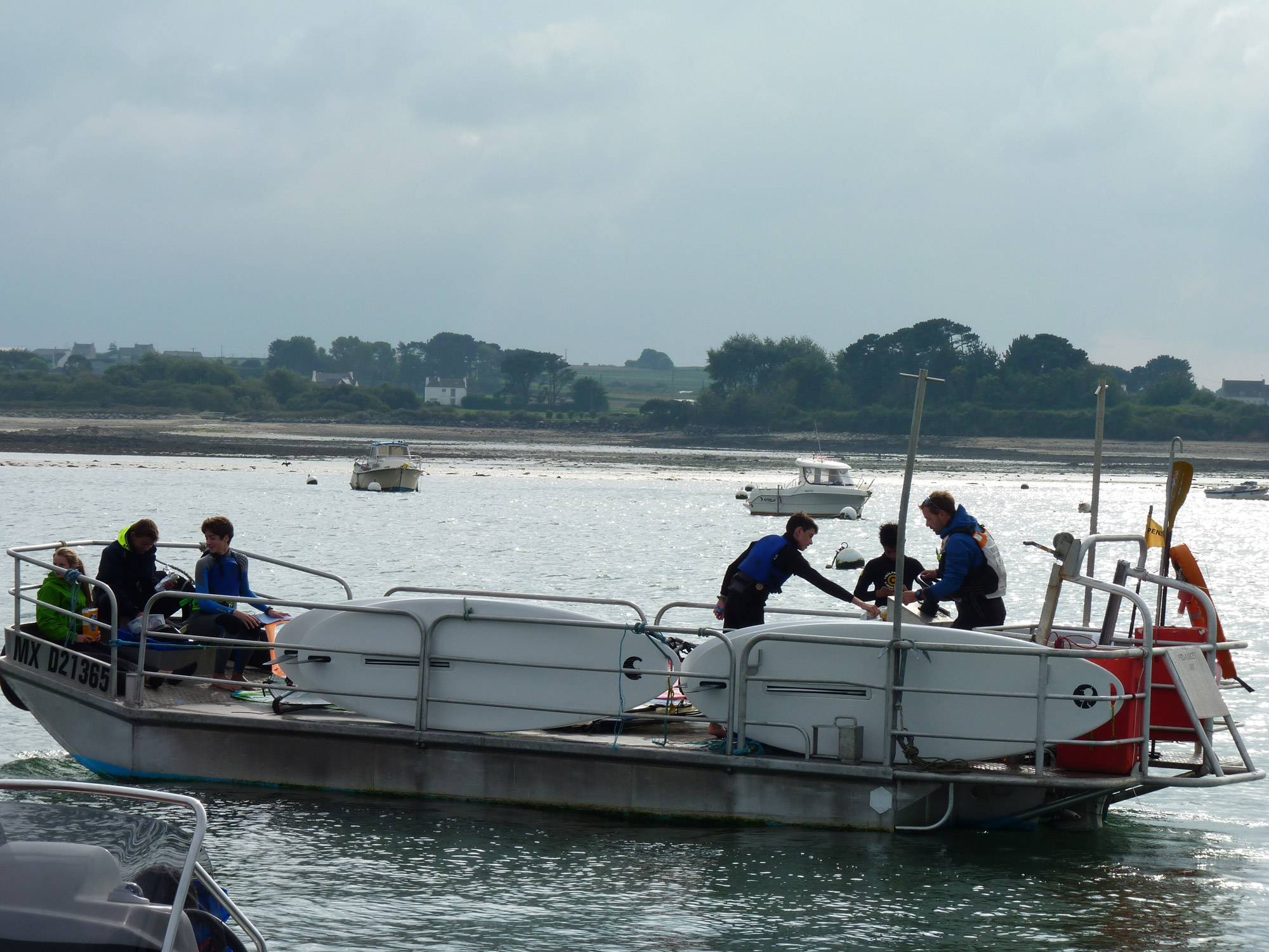 Samedi nautique – Pratique annuelle en planche à voile – Départ barge pour navigation à l’abri de l’île Callot Samedi nautique - Pratique annuelle en planche à voile - Départ barge pour navigation à l'abri de l'île Callot