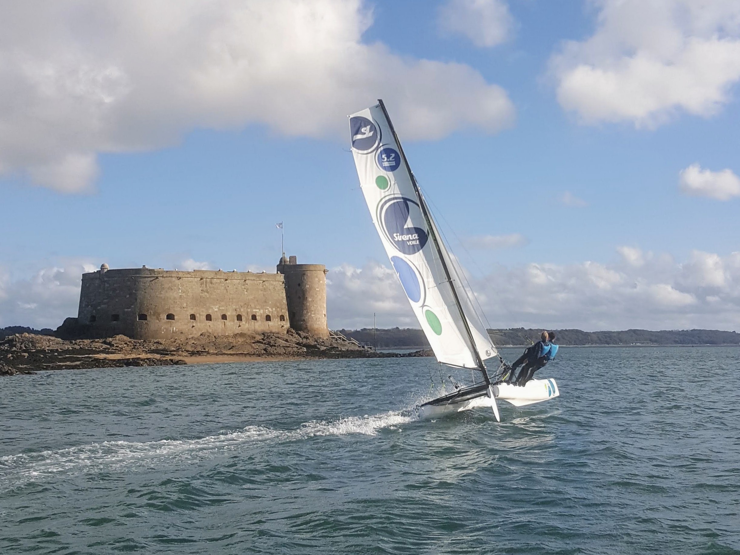 Catamaran SL 5.2 – Vitesse en Baie de Morlaix – Chateau du Taureau Catamaran SL 5.2 - Vitesse en Baie de Morlaix - Chateau du Taureau