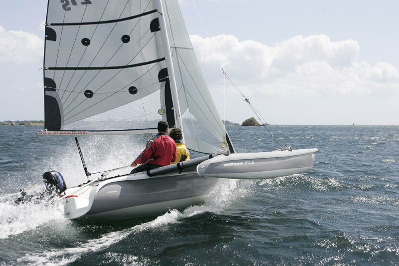 Stage de voile trimaran à partir de 15 ans Carantec – Plage du Kelenn Sortie voile en Famille avec moniteur dès 4 ans Stage de voile trimaran à partir de 15 ans Carantec - Plage du Kelenn Sortie voile en Famille avec moniteur dès 4 ans