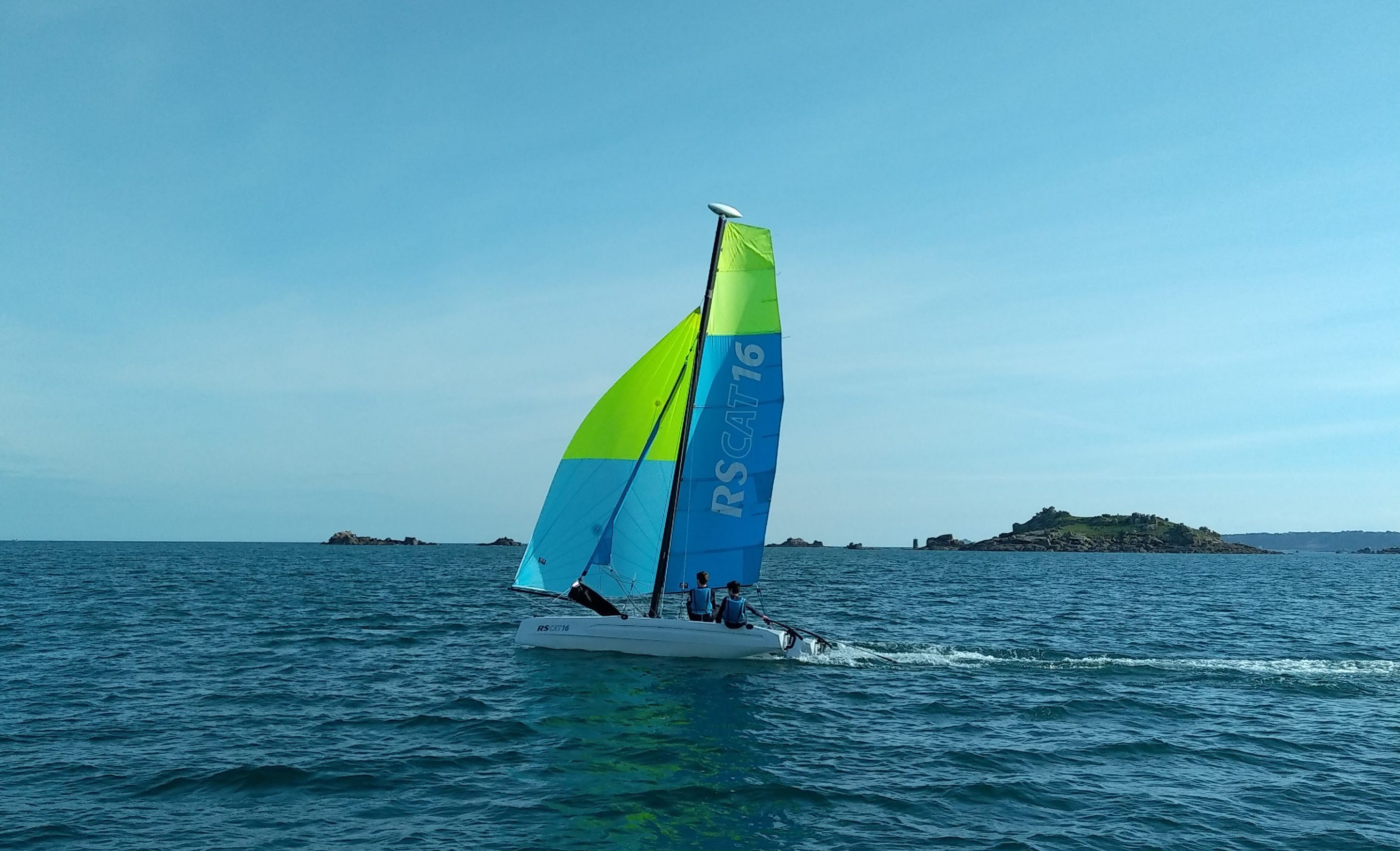 Catamaran RS 16 avec spi Finistère Nord Catamaran RS 16 avec spi Finistère Nord